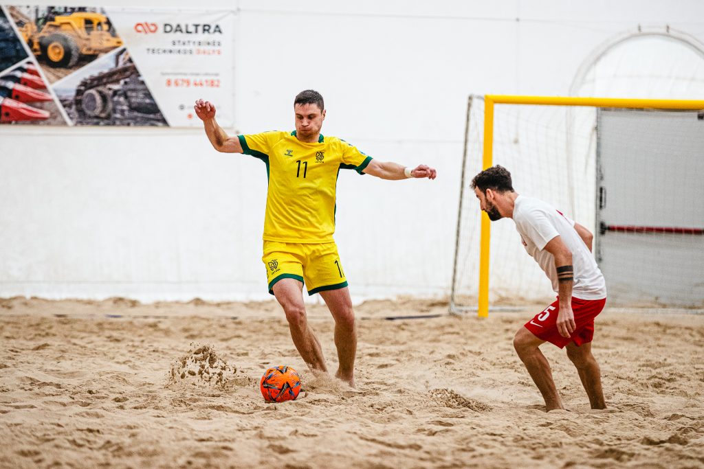 Trijų įvarčių deficitą naikinusi paplūdimio futbolo rinktinė pratęsime nusileido čekams