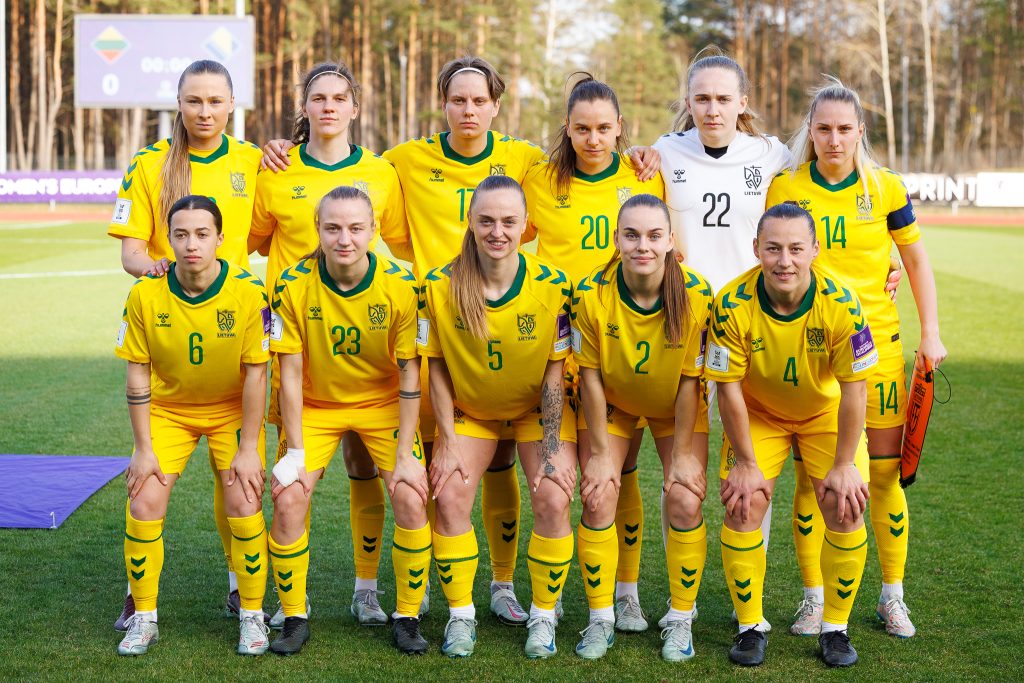 Moterų rinktinė namuose parbloškė grupės favorites