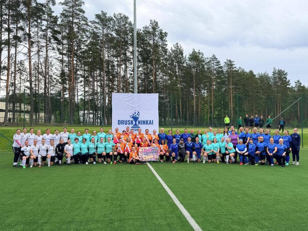 Druskininkuose įvyko tarptautinis veteranų futbolo turnyras „DRUSKININKAI CUP 2026“