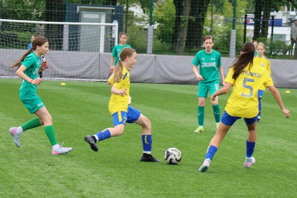 Mergaičių futbolo čempionato komandų lauks rungtynės dėl galutinių vietų