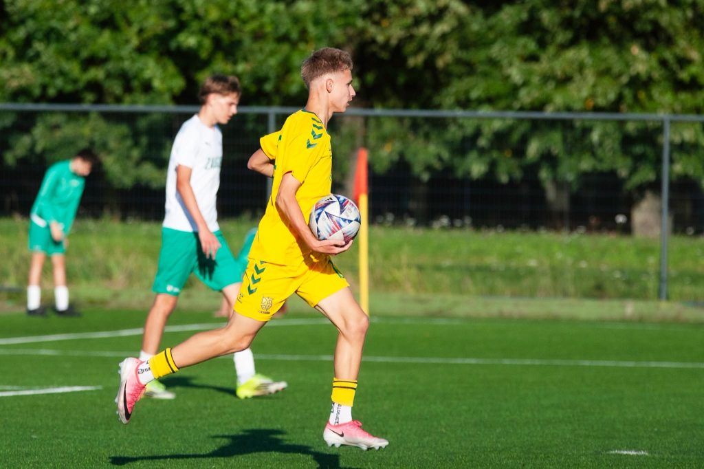 Vaikinų U15 rinktinė pergalingai startavo UEFA „Development“ turnyre